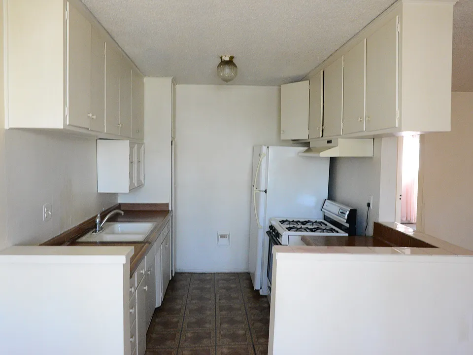 1402 N Kingsley Dr #13