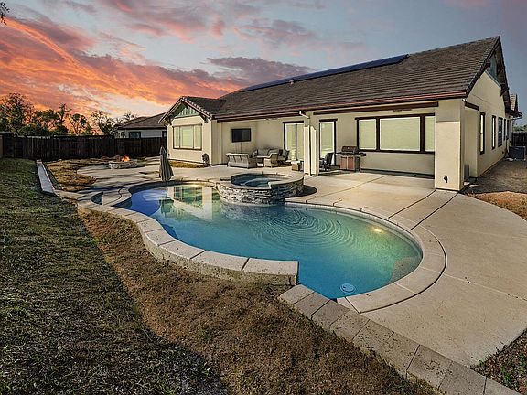3rd image of 2135 Pinehurst Dr