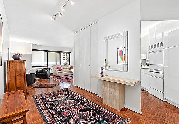 5th image of 240 E 47th St APT 8C
