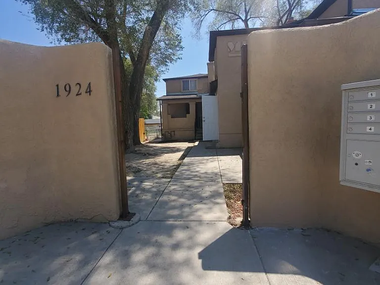 1924 E 5th St #2 — Photo 1