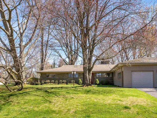 29 Pine Tree Lane, Albany, NY 12208