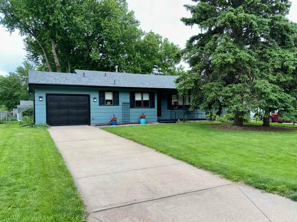 716 Richmond Ave, Hastings, NE 68901