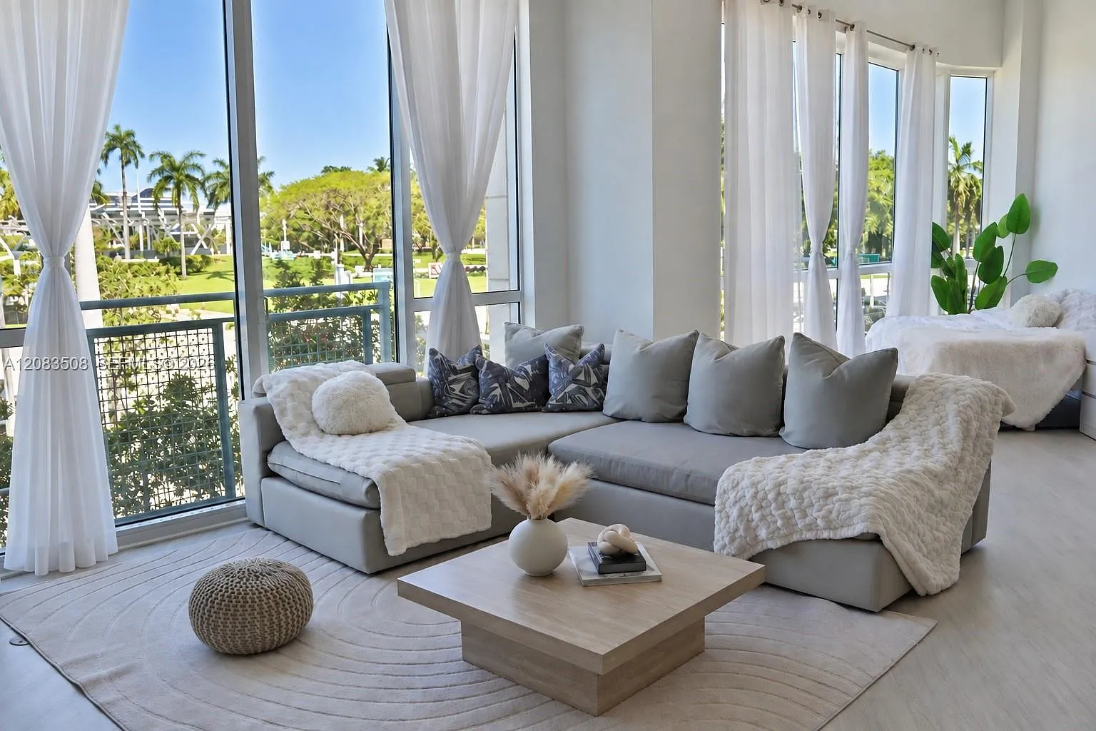 Vizcayne South Condo — Photo 1