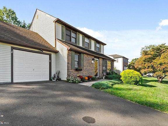 3rd image of 18 Essex Ln