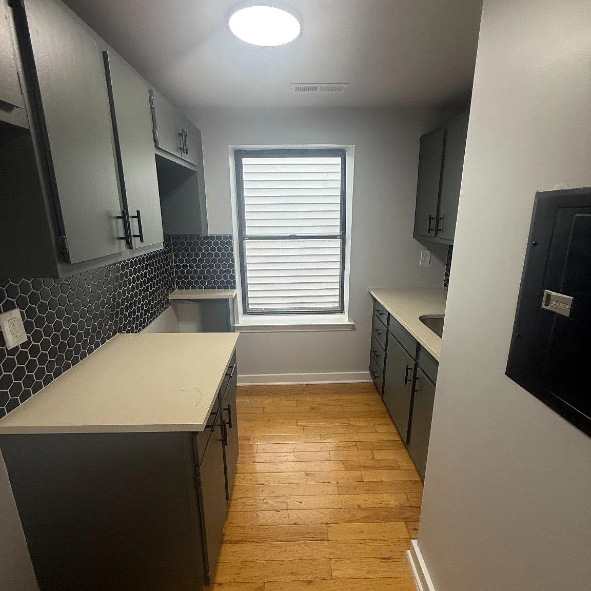 2 bed, 1.0 bath, 918 sqft, $2,400 — Photo 3