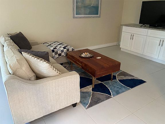 3rd image of 209 Ventnor M #209