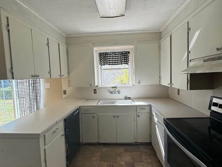 8900 Acacia Ln — Photo 5