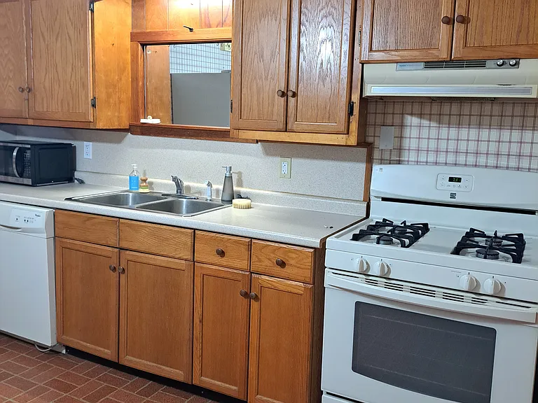 Full kitchen
