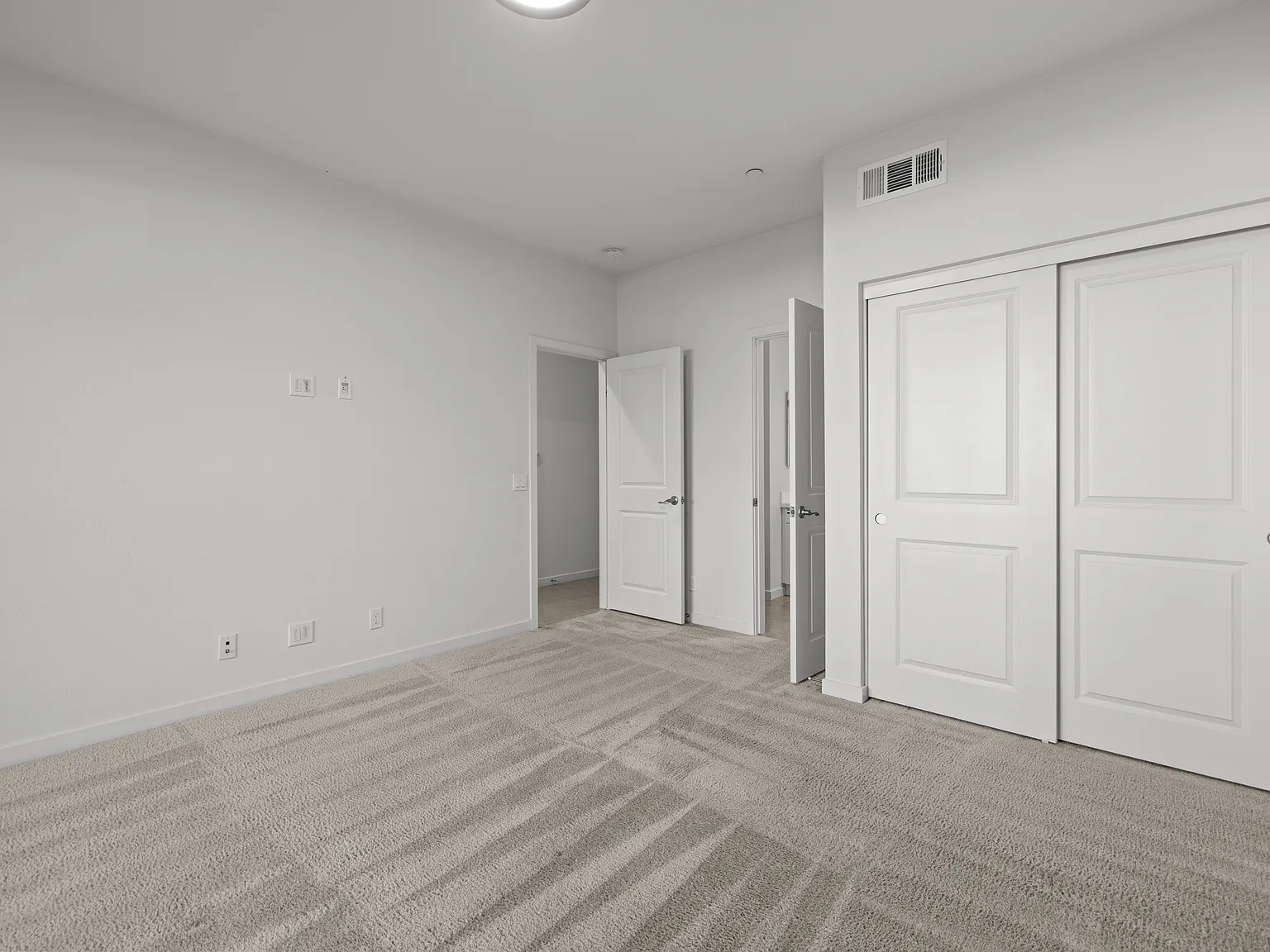 4 bed, 3.5 bath, 2048 sqft, $4,900 — Photo 3