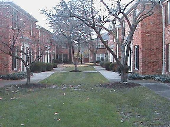 3rd image of 922 Chatham Ln Unit F