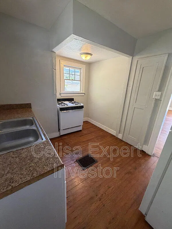 2 bed, 1.0 bath, 808 sqft, $1,000 — Photo 3