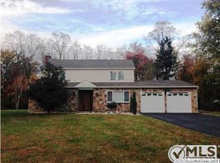 10 Wilson Ct, Manalapan, NJ 07726