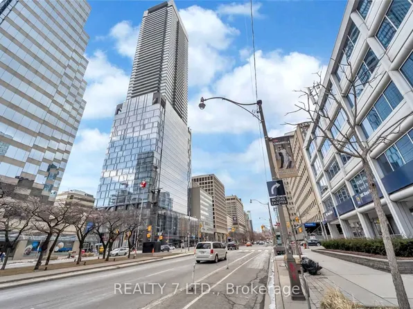 488 University Ave #3902, Toronto, ON M5G 0C1