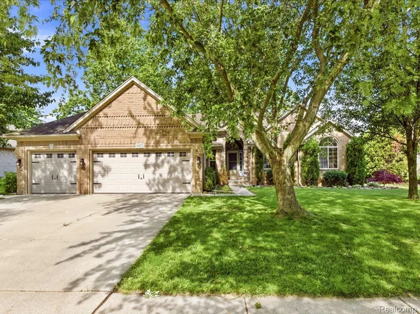 3422 Woodfield Blvd, China, MI 48054