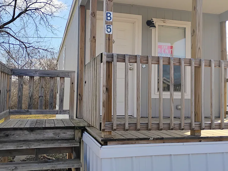 245 SE 29th St #B-5 — Photo 1