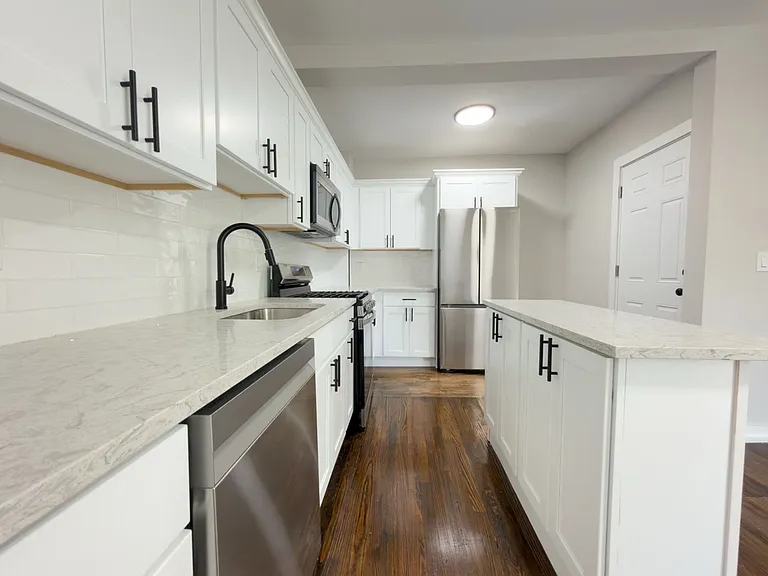 560 Howard Ave — Photo 15