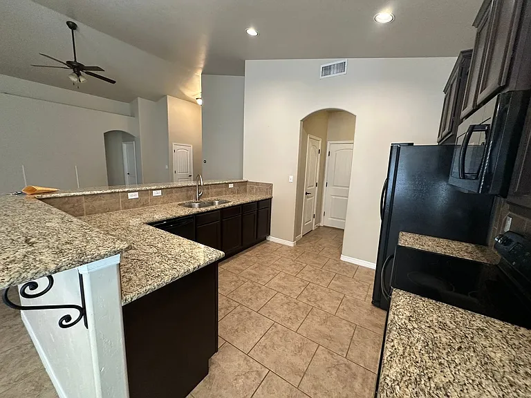 1815 Amber Dr — Photo 6