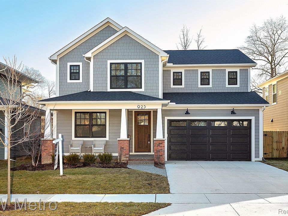 1st image of 923 Greenleaf Dr