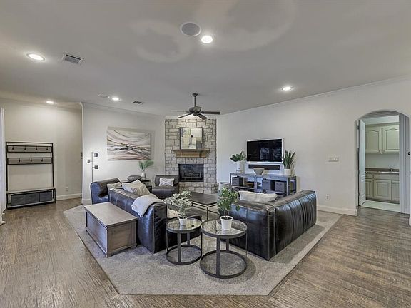 3rd image of 204 Capriole Ct