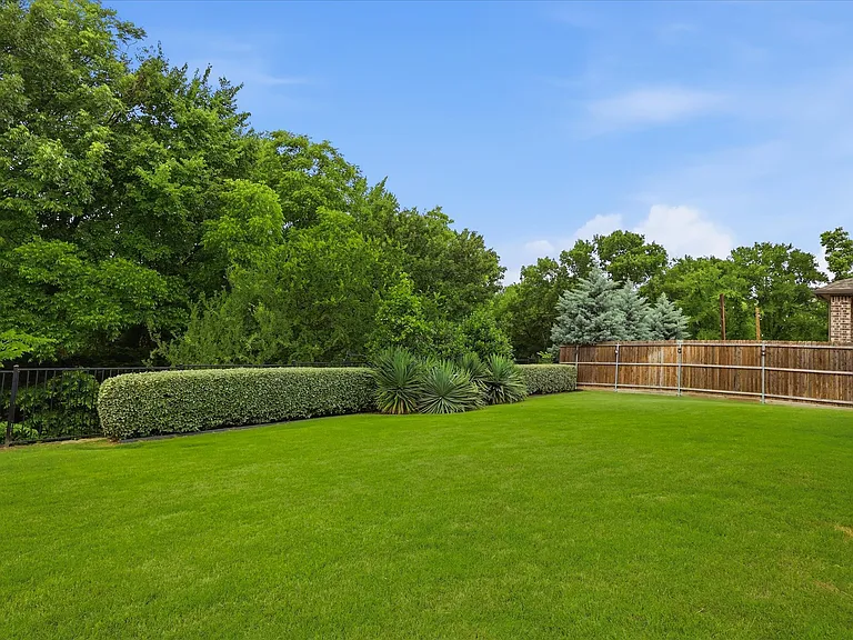 616 Lake Cove Dr — Photo 36