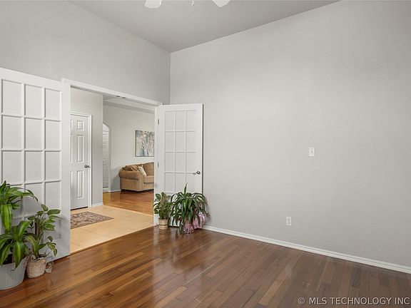 4th image of 302 W Lauren St S