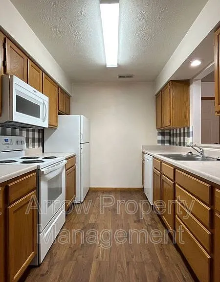 1660 Swanson Dr — Photo 2