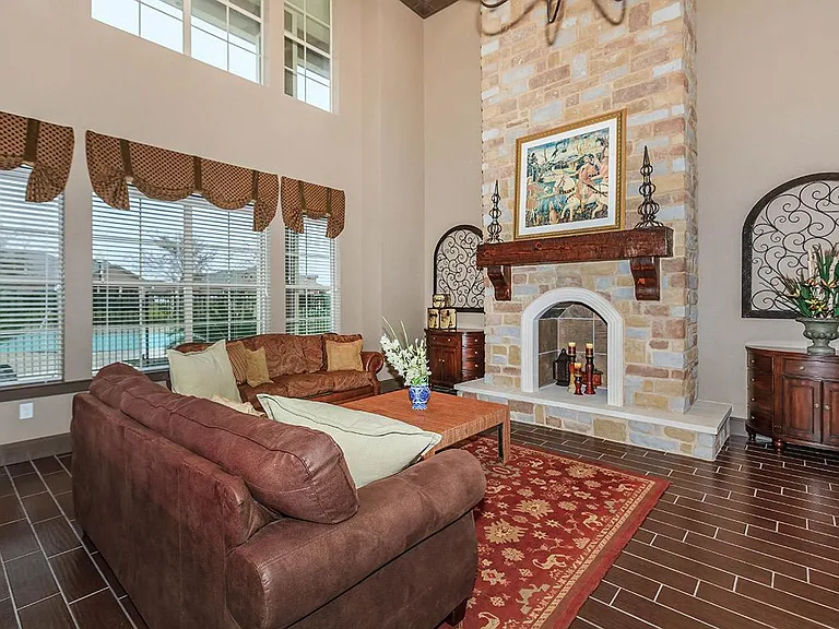 2800 Rodeo Rd — Photo 2