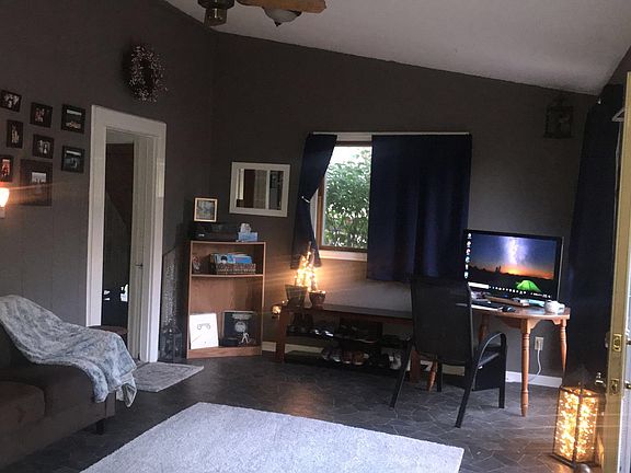 Cozy 3-Seasons Room.