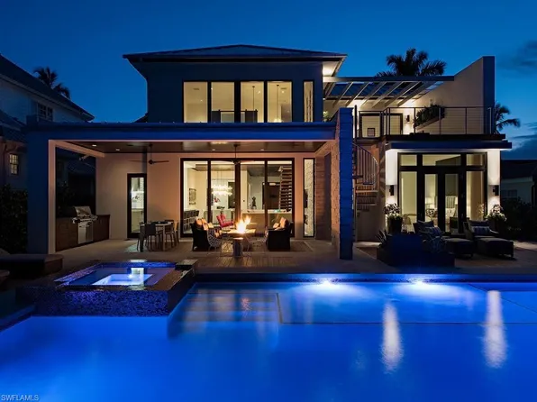 688 3rd St N, Naples, FL 34102