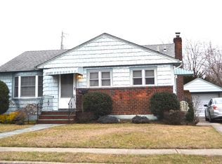 1441 Joyce Ln, Seaford, NY 11783