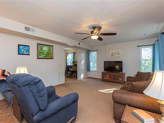 4th image of 39 E Tiffany Dr