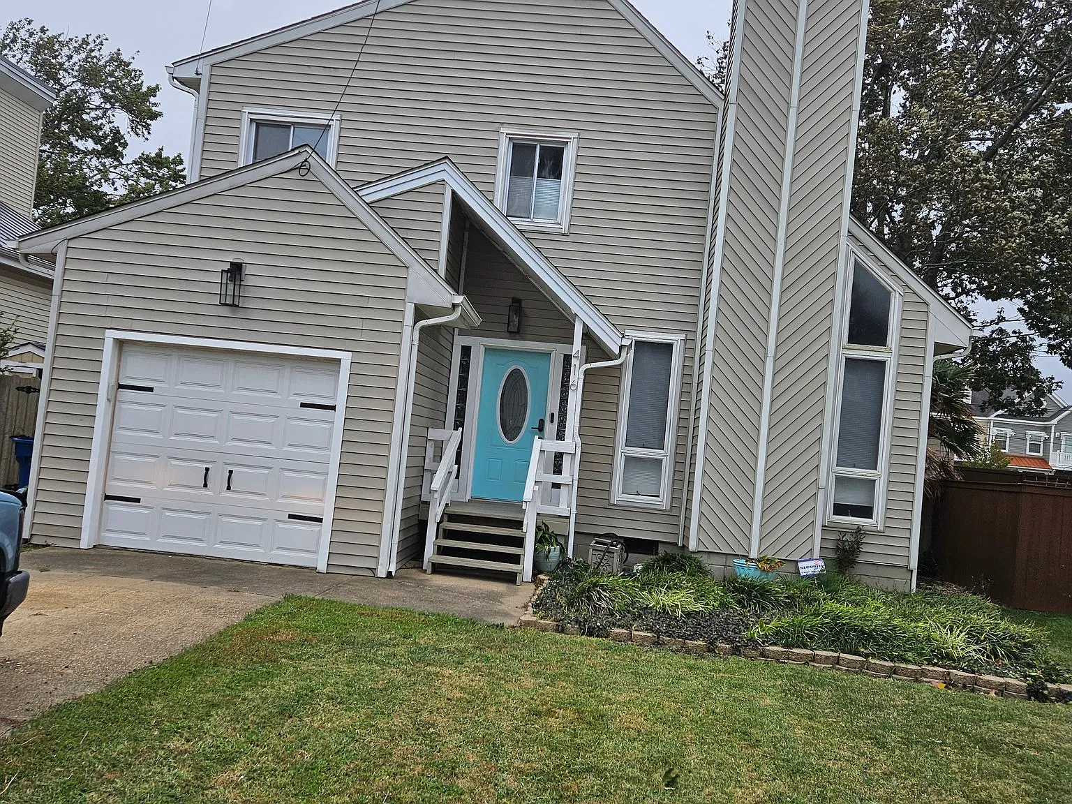 Wonderful location blocks from the Ocean — Photo 1