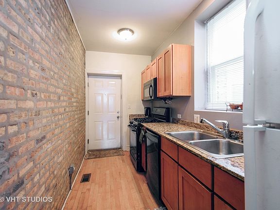 3rd image of 1449 W Victoria St APT 1A