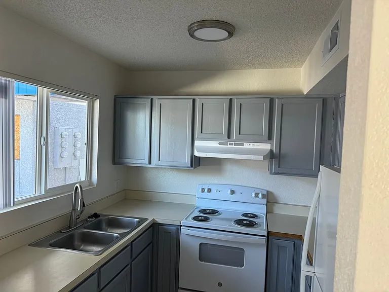 3525 N Stone Ave — Photo 6
