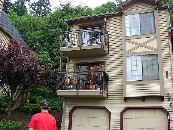 1 car garage on left