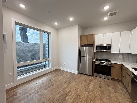 4th image of 301 Lembeck Ave #304