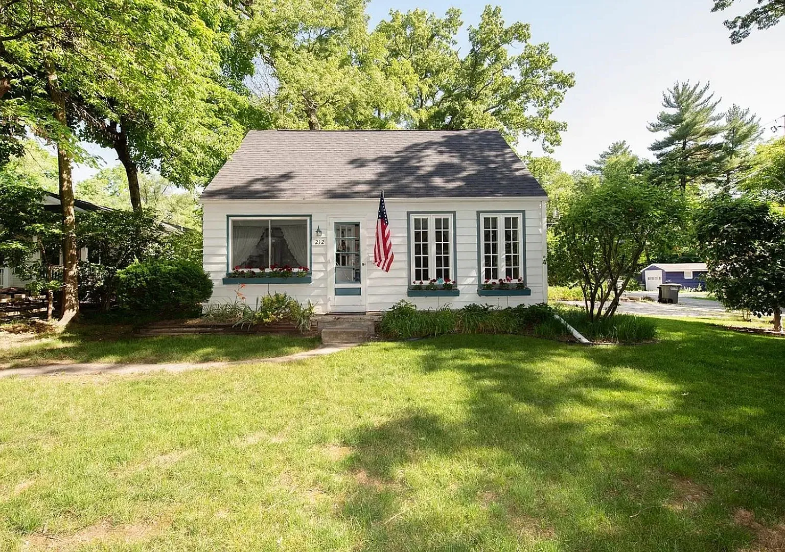 2 bedroom House On Campus (Available for 3 People) — Photo 1