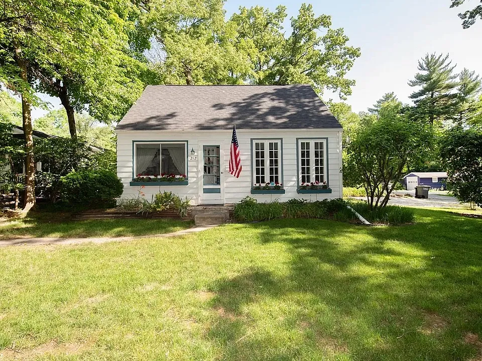 212 Oak Ln