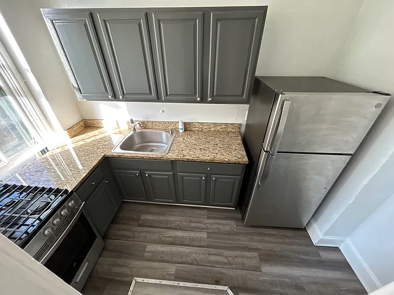 1735 Bolton St #2R — Photo 8