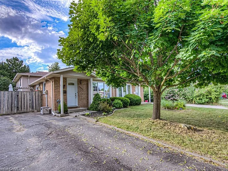 483 Kingscourt Dr #A — Photo 1