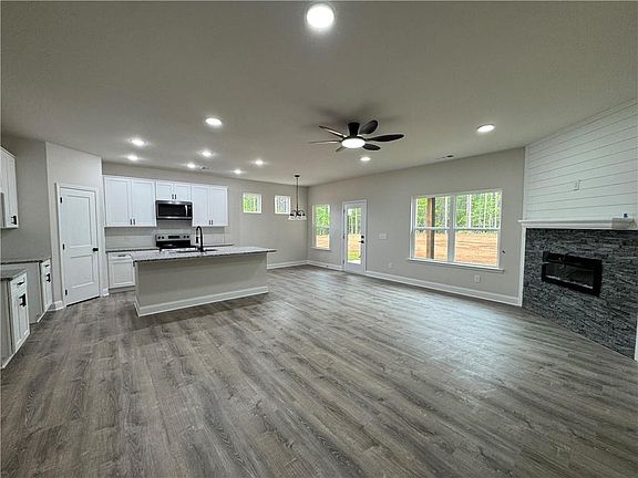 5th image of 2113 N Hicks Rd
