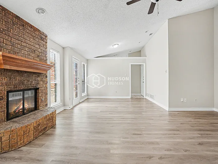 330 Bryant Ln — Photo 6