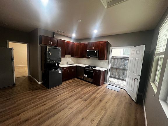 2nd image of 623 W Royce Dr