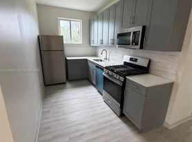 1120 Marseille Dr, Miami Beach, FL