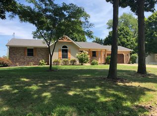 15542 N East Rd, Effingham, IL 62401