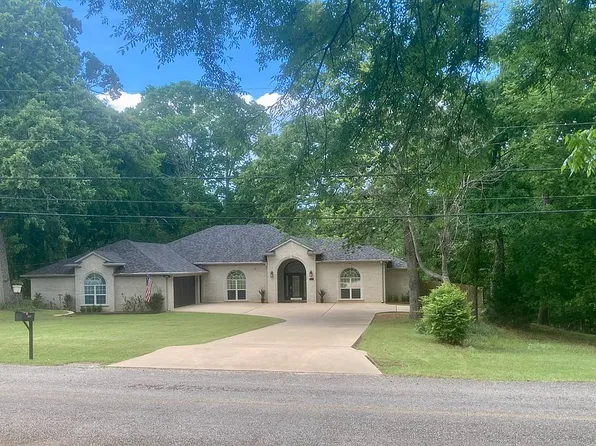 1804 W Lake Dr, Gladewater, TX 75647