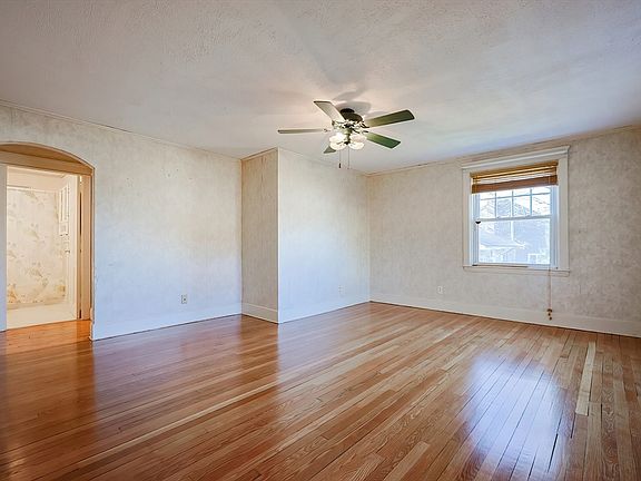 3rd image of 192 Bayside Ave