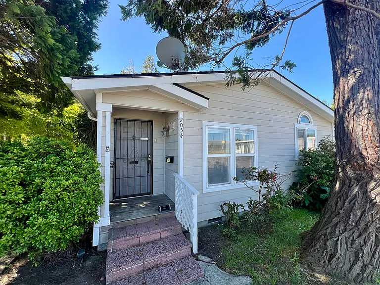 2054 Marion Ave — Photo 1