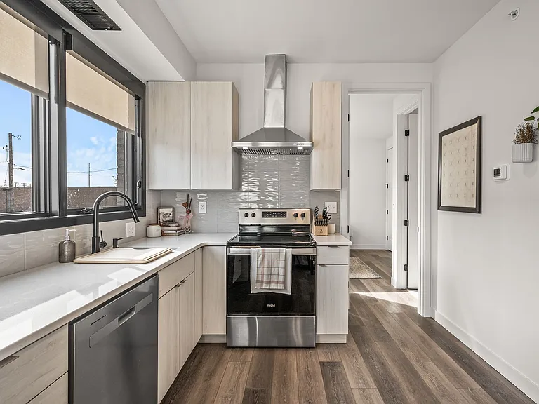 Olive Apartments — Photo 1