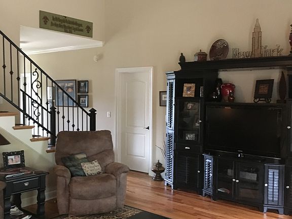 4th image of 2767 Presley Dr